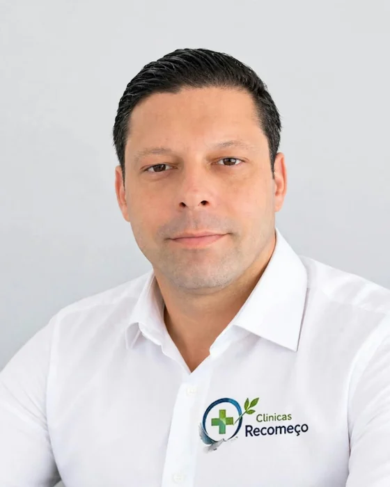 Tharsso Eduardo Nunes, terapeuta das Clínicas Recomeço especializado no tratamento da codependência