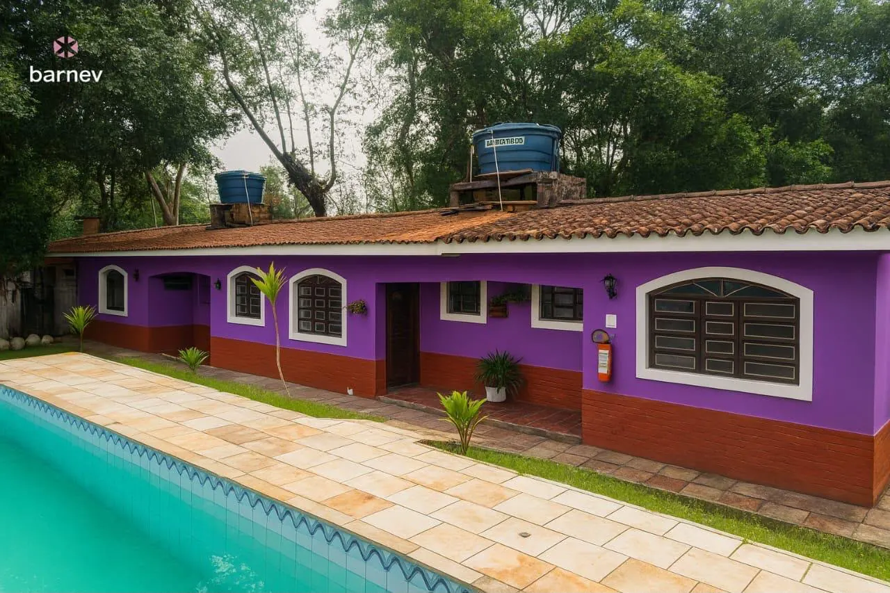 Piscina e alojamentos da Unidade Feminina Itanhaém 01, unidade feminina da rede credenciada das Clínicas Recomeço para tratamento de dependência química e alcoolismo em Itanhaém - SP.