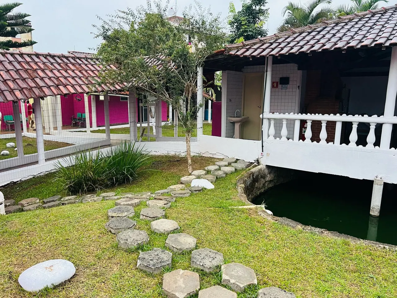 Área de lazer da Unidade Feminina Itanhaém 02, unidade feminina da rede credenciada das Clínicas Recomeço para tratamento de dependência química e alcoolismo em Itanhaém - SP.