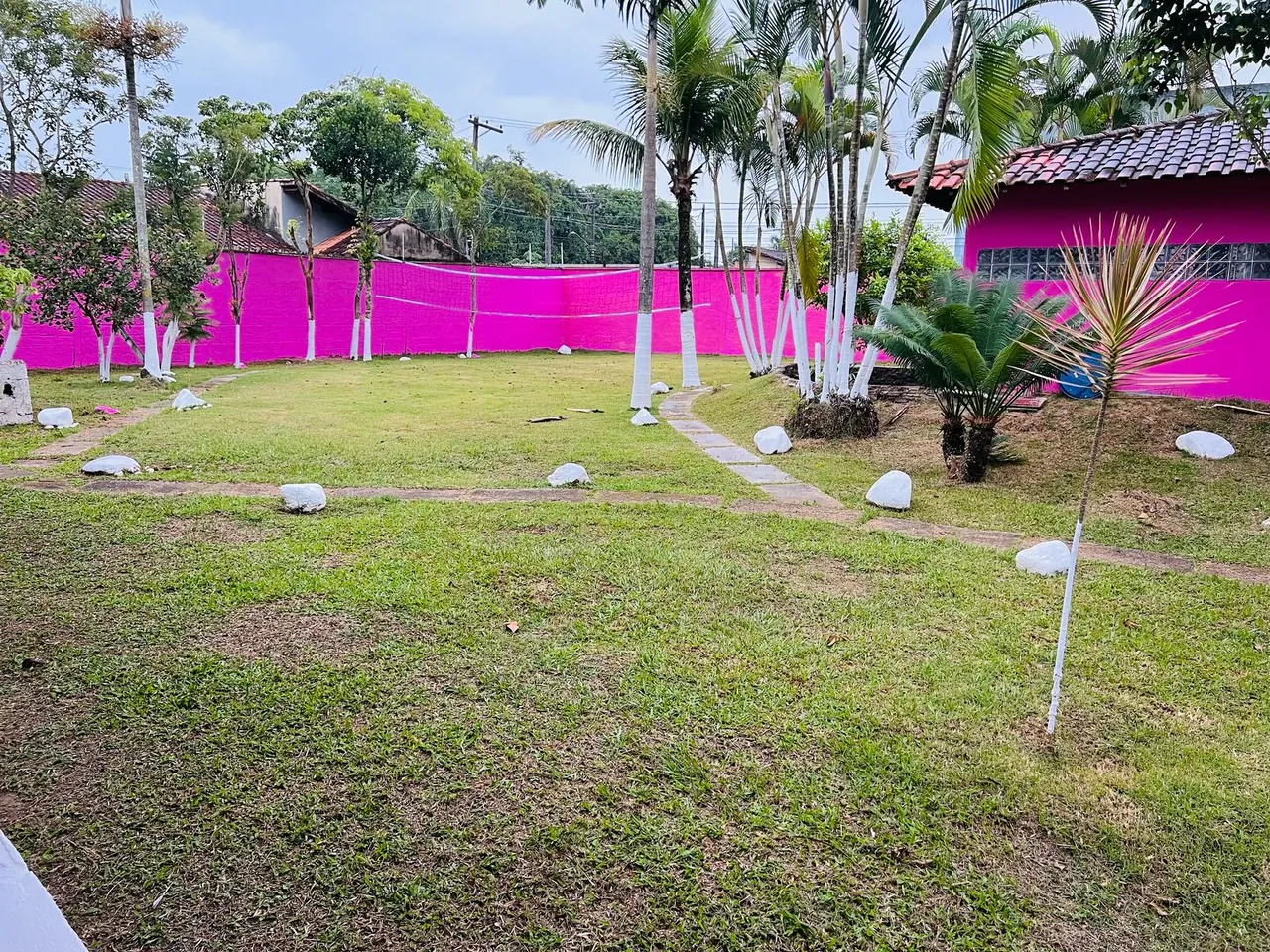 Jardim da Unidade Feminina Itanhaém 02, unidade feminina da rede credenciada das Clínicas Recomeço para tratamento de dependência química e alcoolismo em Itanhaém - SP.