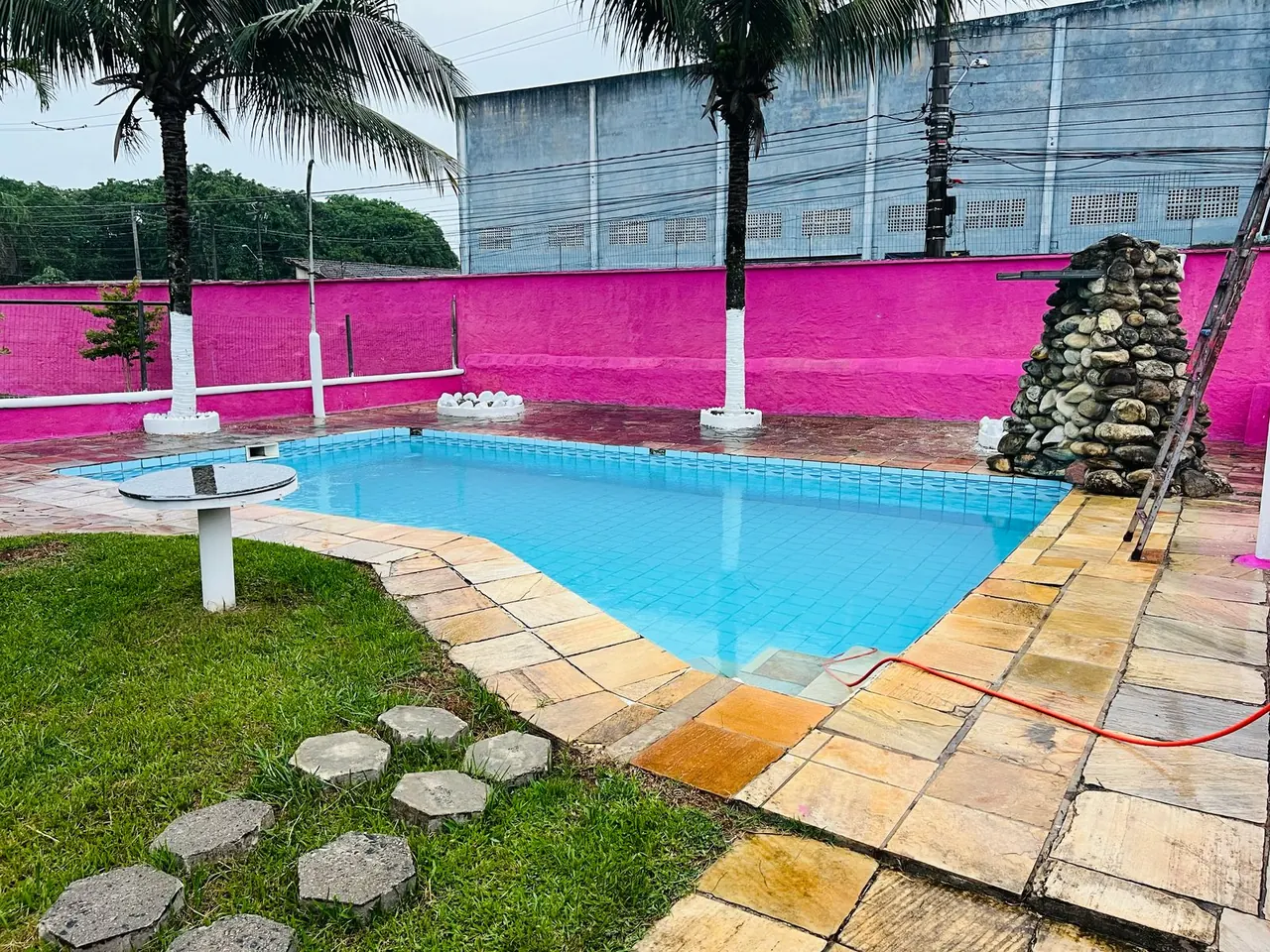 Piscina da Unidade Feminina Itanhaém 02, unidade feminina da rede credenciada das Clínicas Recomeço para tratamento de dependência química e alcoolismo em Itanhaém - SP.