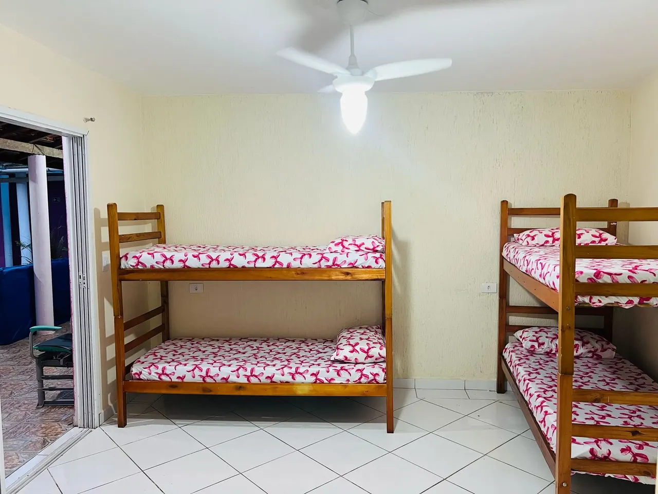 Quarto da Unidade Feminina Itanhaém 02, unidade feminina da rede credenciada das Clínicas Recomeço para tratamento de dependência química e alcoolismo em Itanhaém - SP.