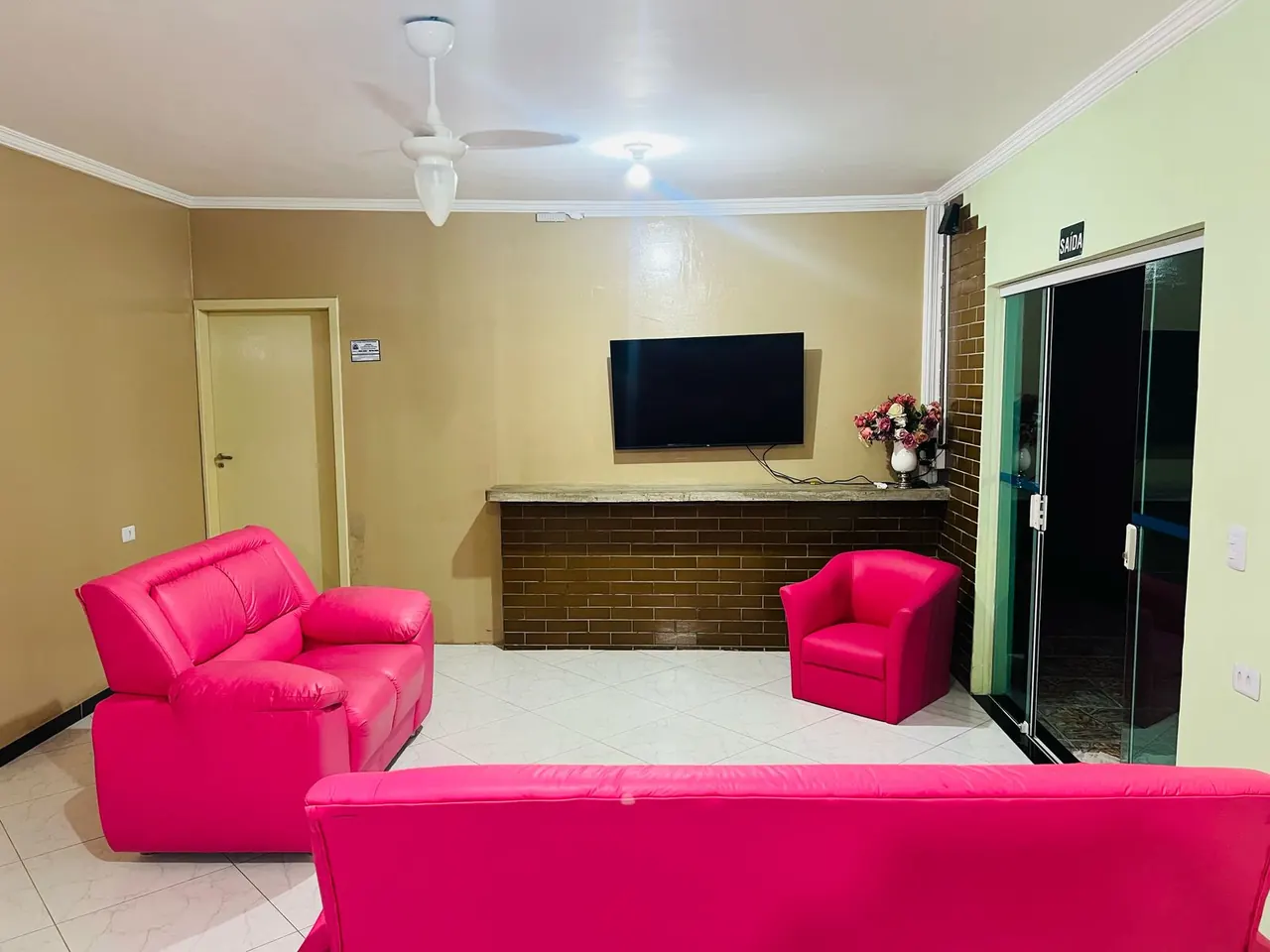 Sala de convivência da Unidade Feminina Itanhaém 02, unidade feminina da rede credenciada das Clínicas Recomeço para tratamento de dependência química e alcoolismo em Itanhaém - SP.