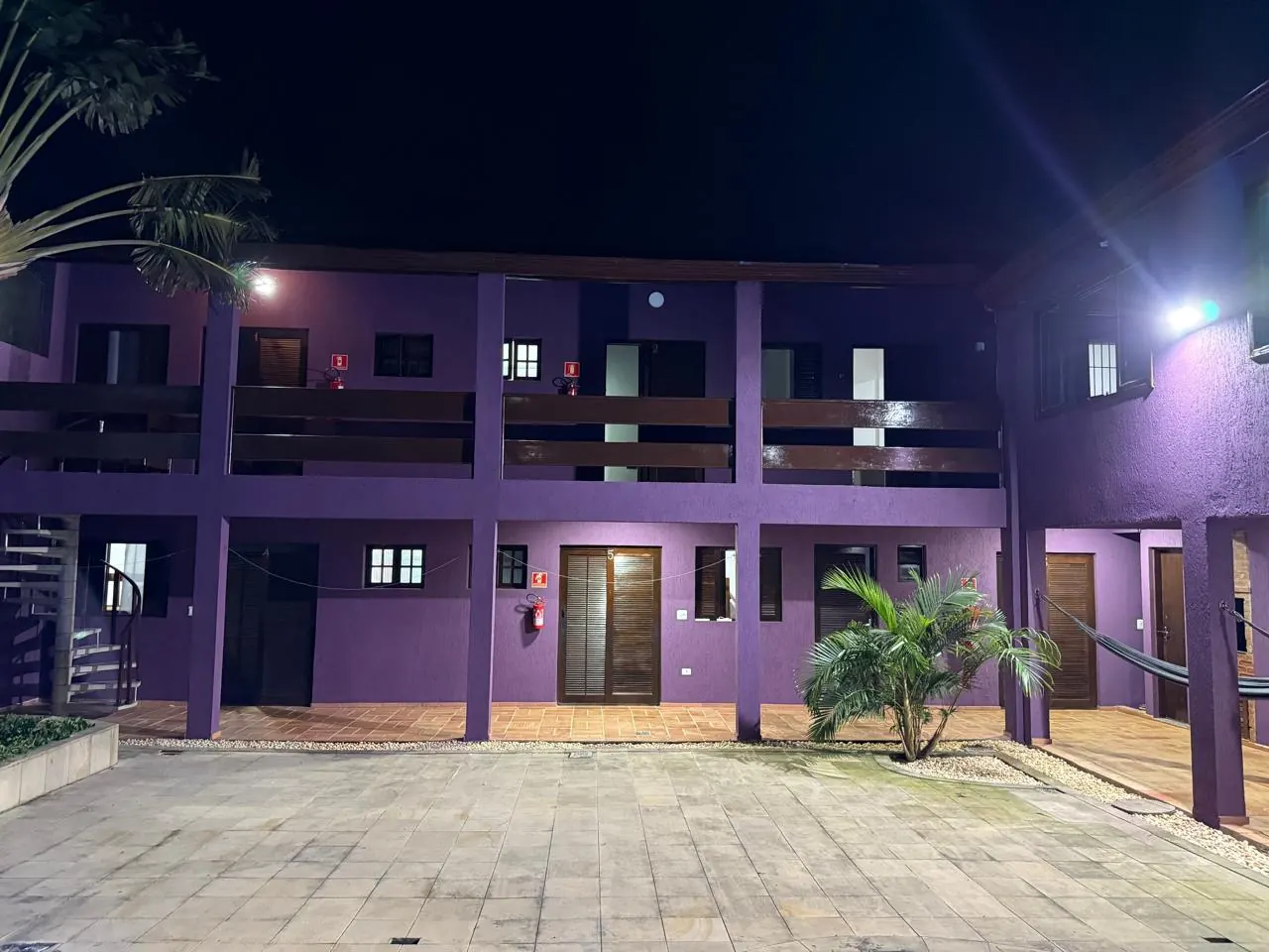 Pátio interno com jardim em clínica de recuperação feminina em Peruíbe