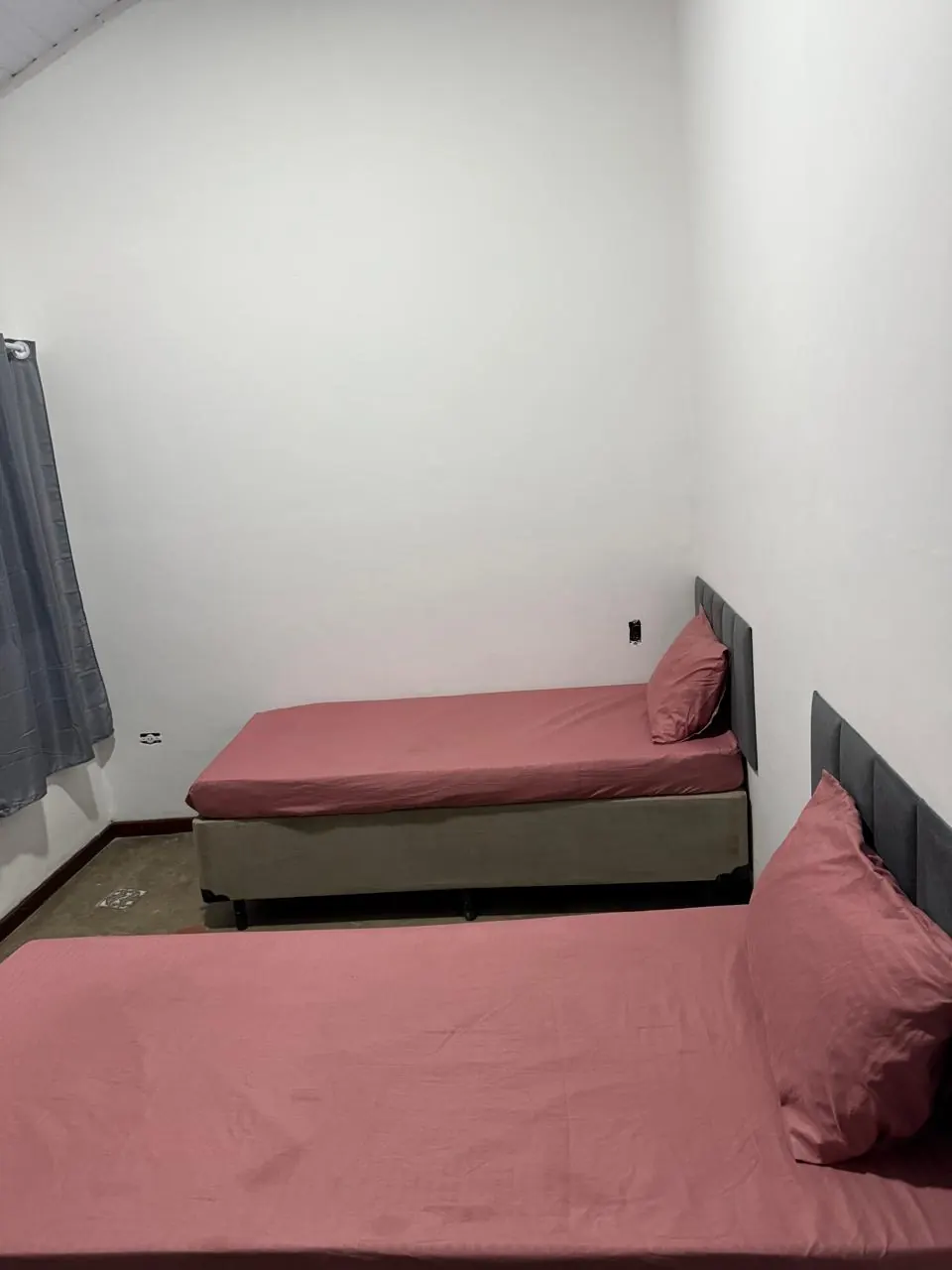 Quarto — Unidade Feminina Peruíbe 01 Quarto da Unidade Feminina Peruíbe 01, unidade feminina da rede credenciada das Clínicas Recomeço para tratamento de dependência química e alcoolismo em Peruíbe - SP.