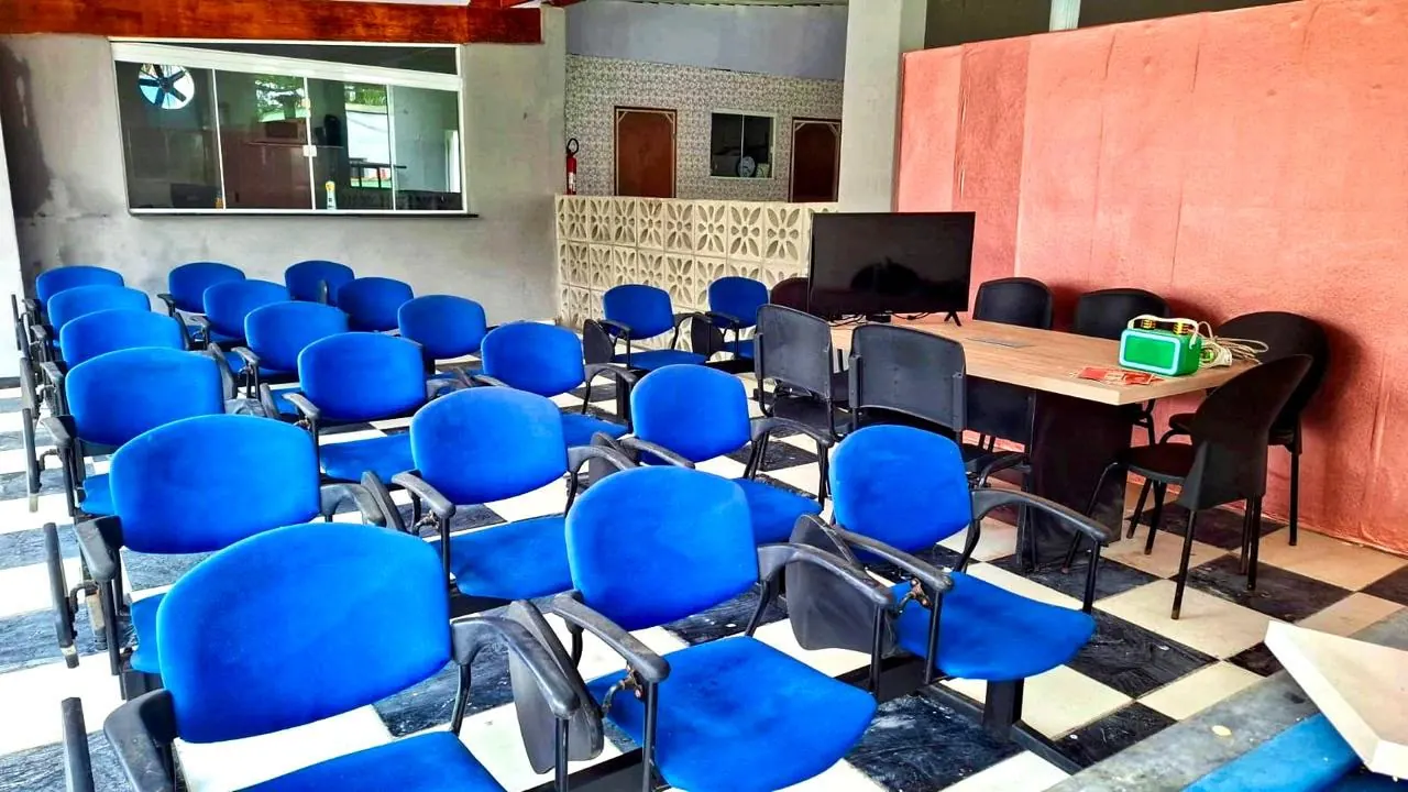 Salão de atividades em grupo da Unidade Feminina Ribeirão Pires 01, unidade feminina da rede credenciada das Clínicas Recomeço para tratamento de dependência química e alcoolismo em Ribeirão Pires - SP.