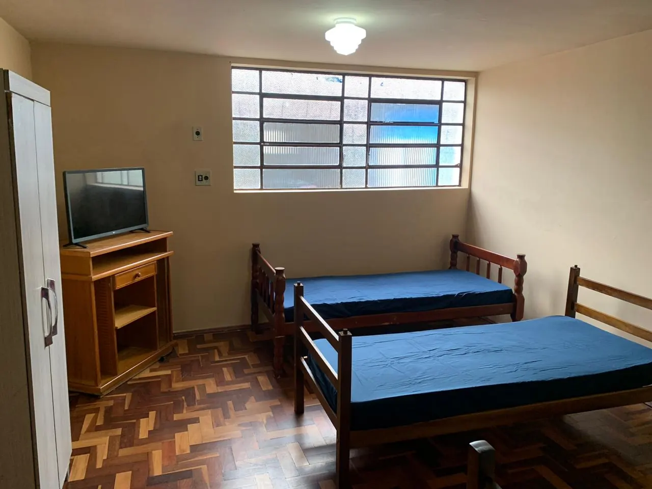 Quarto organizado com camas em clínica de recuperação em Itanhaém