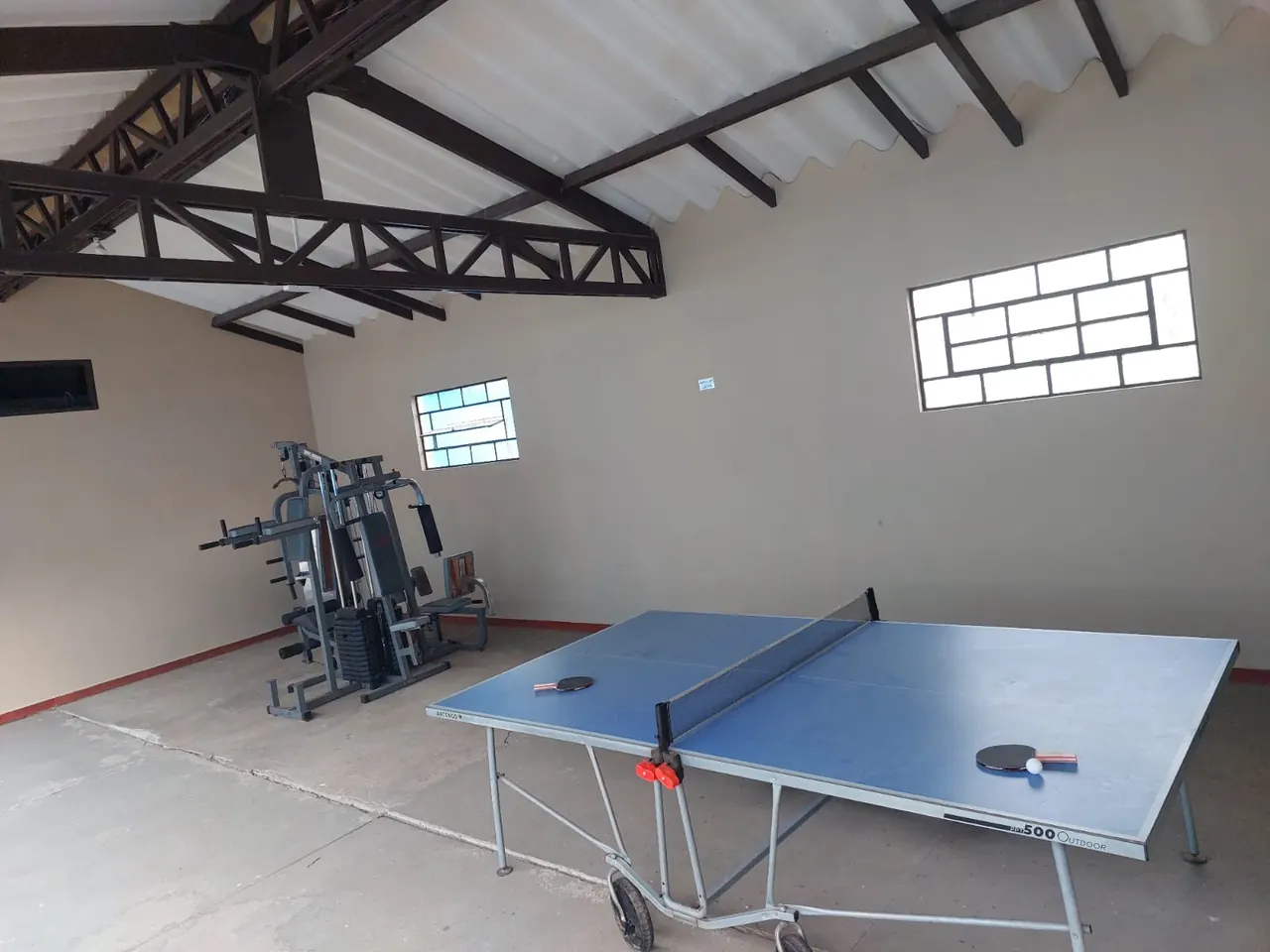 Sala de jogos com mesa de pingue-pongue em clínica de recuperação em Itanhaém