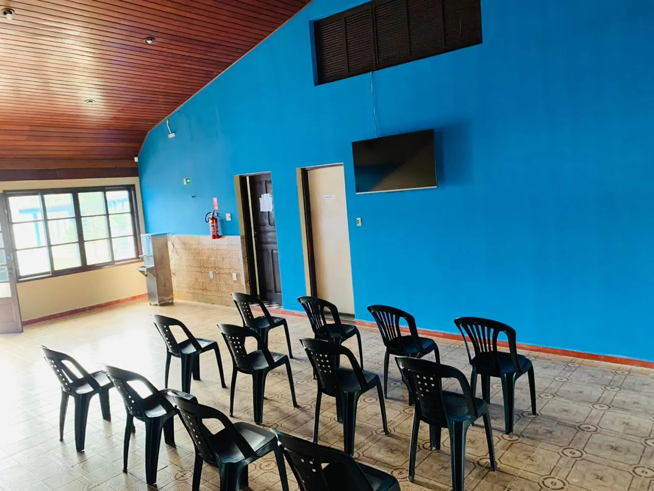 Salão de atividades em grupo — Unidade Masculina Itanhaém 01 Salão de atividades em grupo da Unidade Masculina Itanhaém 01, unidade masculina da rede credenciada das Clínicas Recomeço para tratamento de dependência química e alcoolismo em Itanhaém - SP.