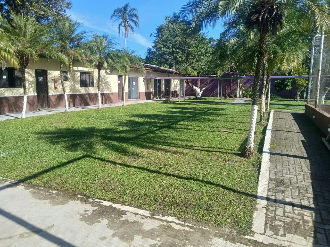 Área verde da Unidade Masculina Itanhaém 02, unidade masculina da rede credenciada das Clínicas Recomeço para tratamento de dependência química e alcoolismo em Itanhaém - SP.