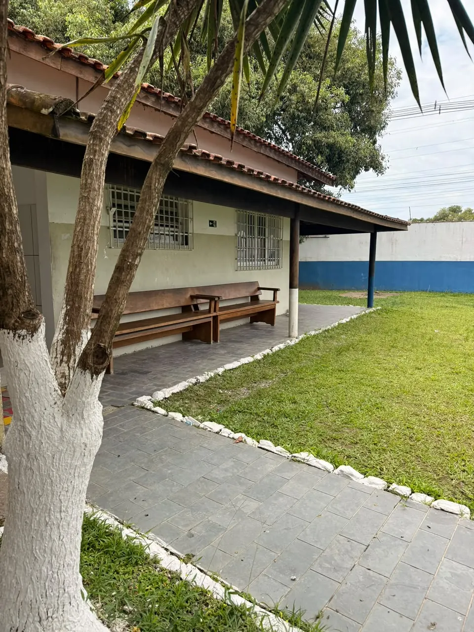 Área externa com jardim da Unidade Masculina Peruíbe 01, unidade masculina da rede credenciada das Clínicas Recomeço para tratamento de dependência química e alcoolismo em Peruíbe - SP.