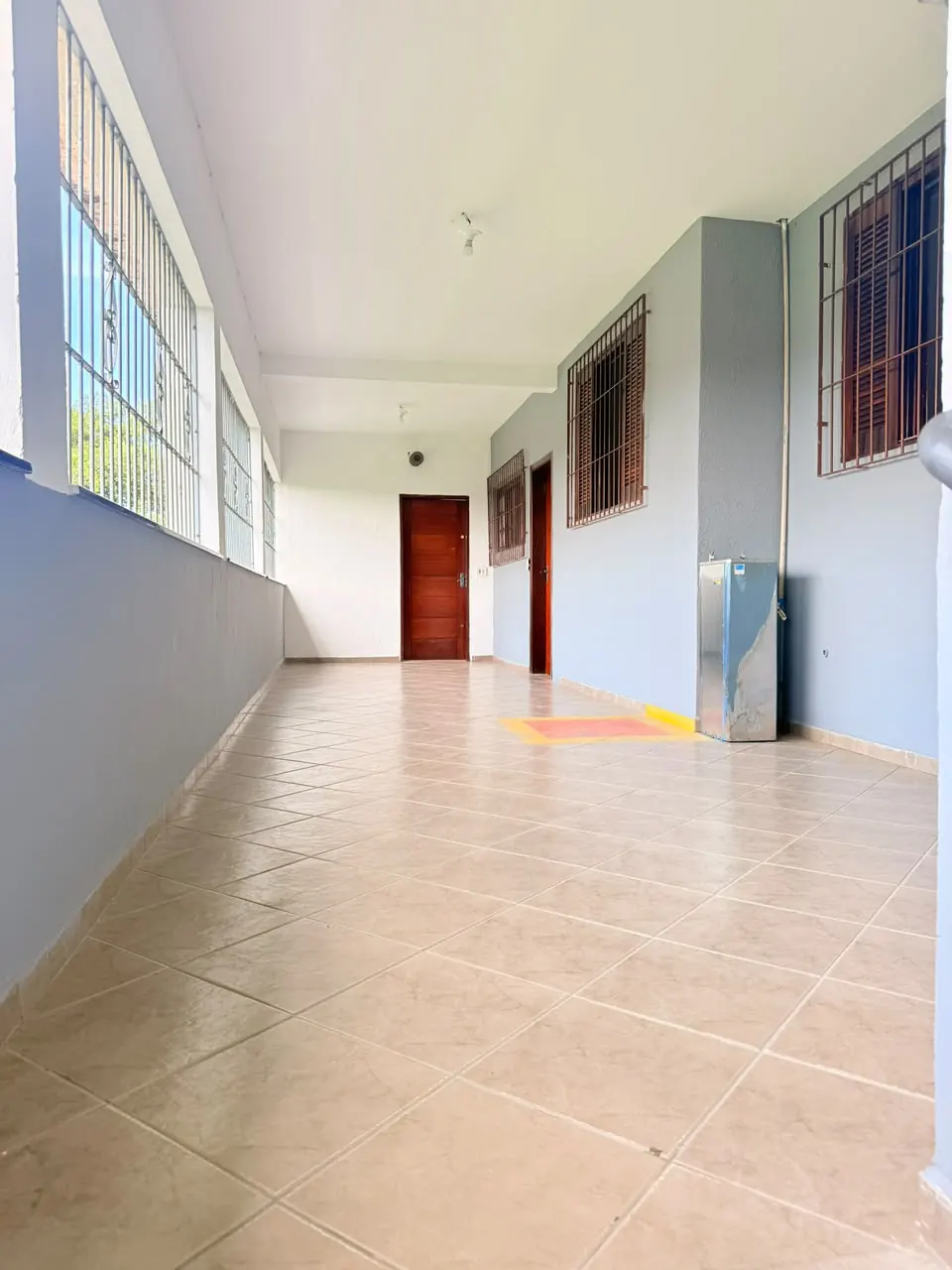 Corredor dos alojamentos da Unidade Masculina Peruíbe 01, unidade masculina da rede credenciada das Clínicas Recomeço para tratamento de dependência química e alcoolismo em Peruíbe - SP.