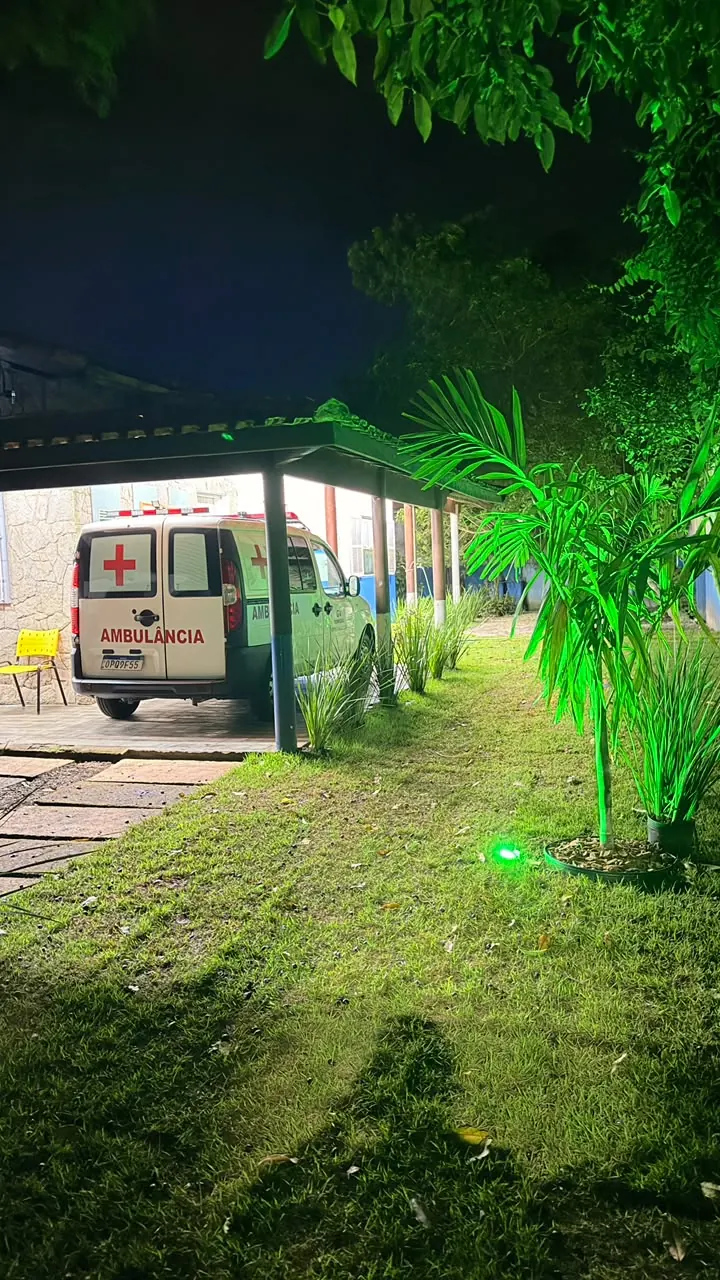 Jardim iluminado da Unidade Masculina Peruíbe 01, unidade masculina da rede credenciada das Clínicas Recomeço para tratamento de dependência química e alcoolismo em Peruíbe - SP.