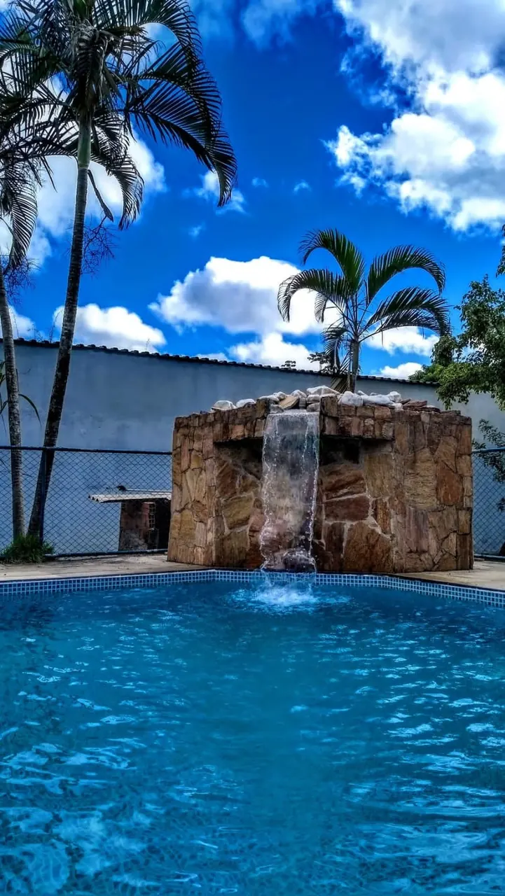 Piscina com cascata — Unidade Masculina Peruíbe 02 Piscina com cascata da Unidade Masculina Peruíbe 02, unidade masculina da rede credenciada das Clínicas Recomeço para tratamento de dependência química e alcoolismo em Peruíbe - SP.
