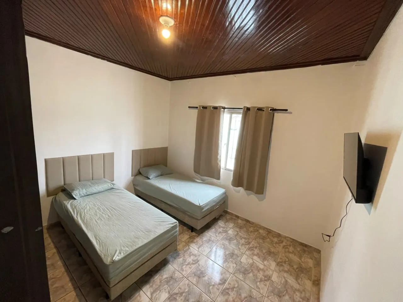 Quarto — Unidade Masculina Peruíbe 03 Quarto da Unidade Masculina Peruíbe 03, unidade masculina da rede credenciada das Clínicas Recomeço para tratamento de dependência química e alcoolismo em Peruíbe - SP.