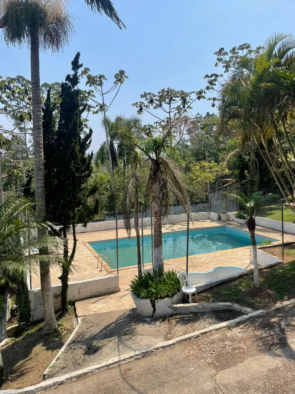 Piscina da Unidade Masculina Ribeirão Pires 01, unidade masculina da rede credenciada das Clínicas Recomeço para tratamento de dependência química e alcoolismo em Ribeirão Pires - SP.